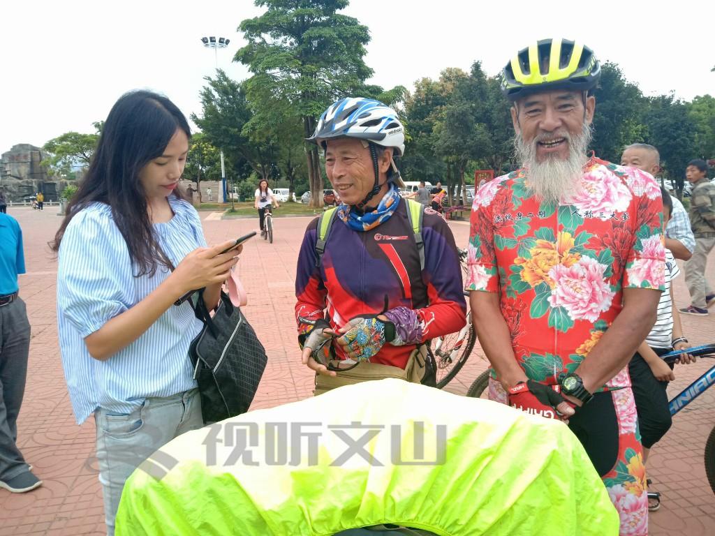 “成都外卖骑手勇闯风雨，安全归来温馨传递”